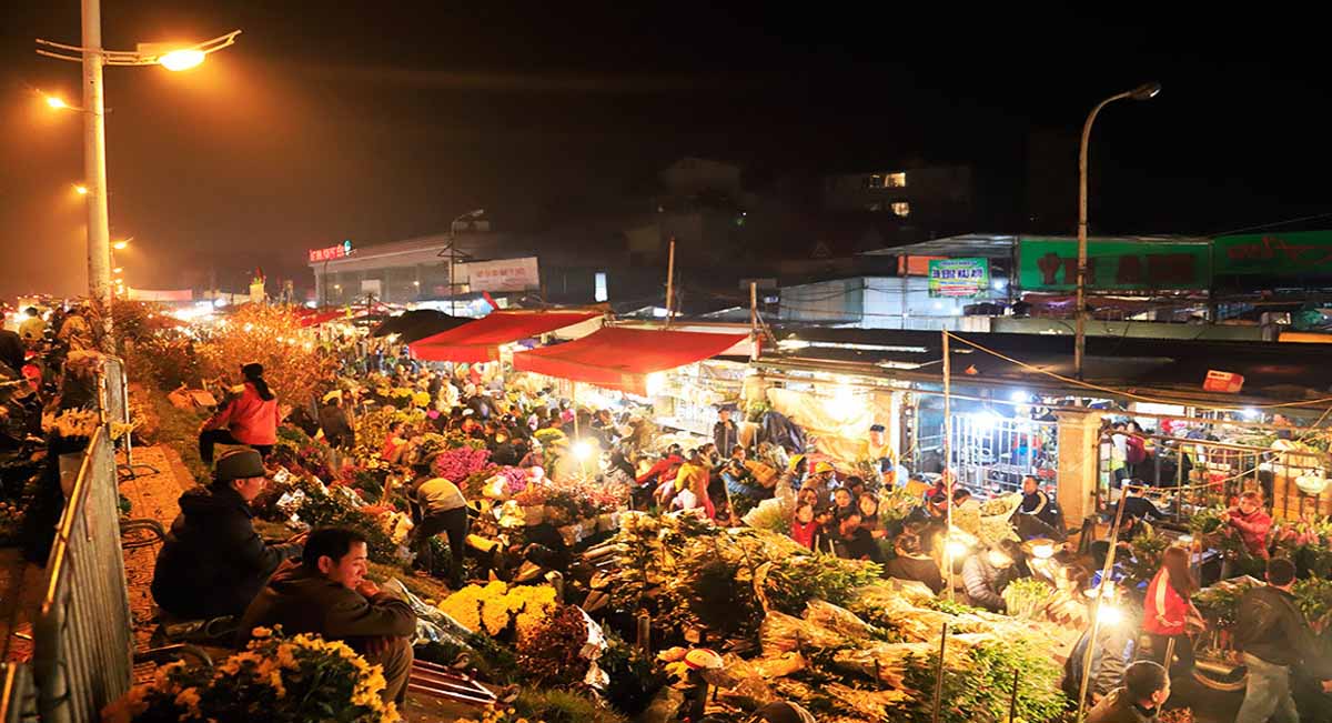 Long Bien night Market